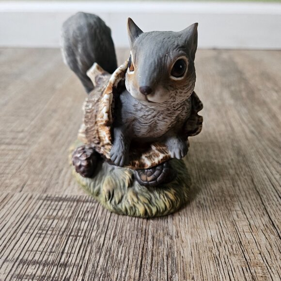 Vintage 1986 Homco Masterpiece Porcelain Squirrel In A Log Figurine - Picture 2 of 6